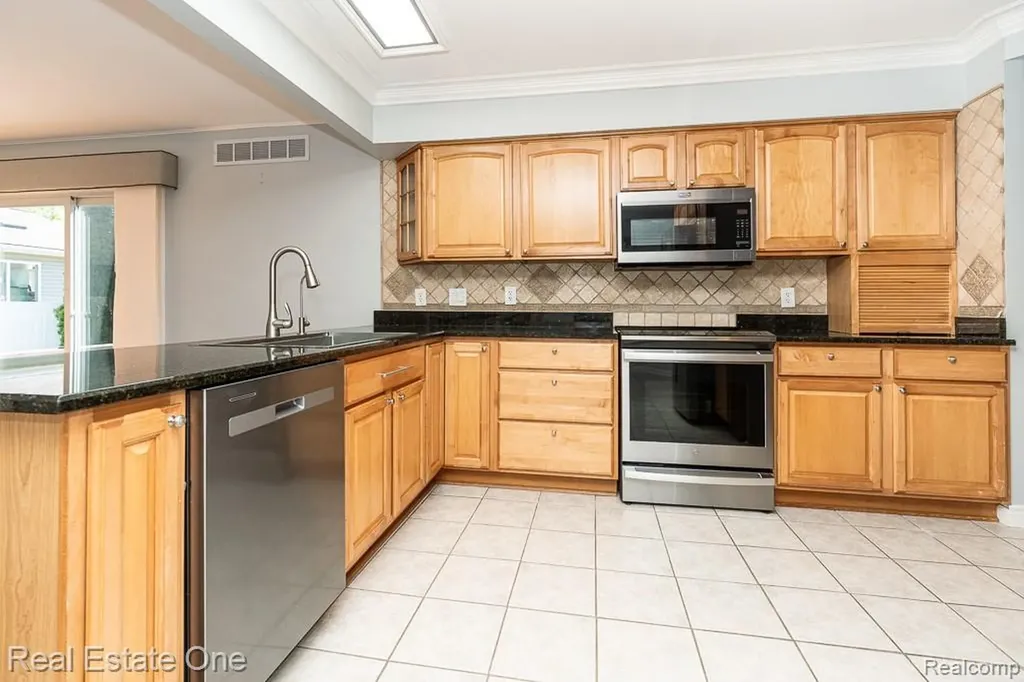 1157 Meadowcrest Drive Waterford Charter Township MI 48327