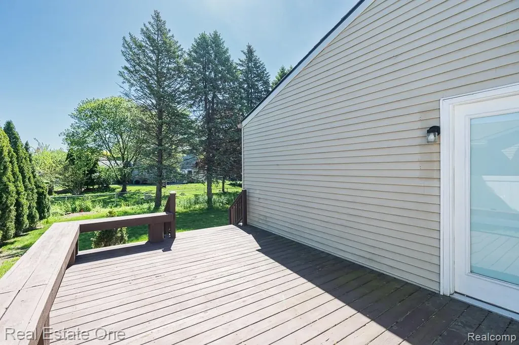 1157 Meadowcrest Drive Waterford Charter Township MI 48327