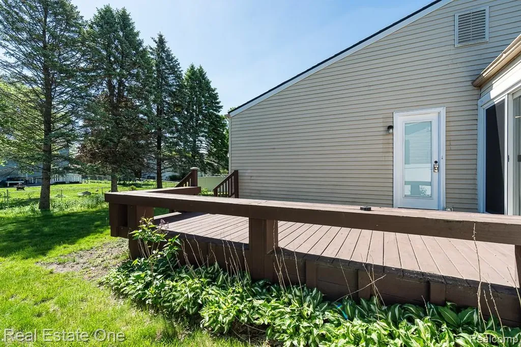 1157 Meadowcrest Drive Waterford Charter Township MI 48327
