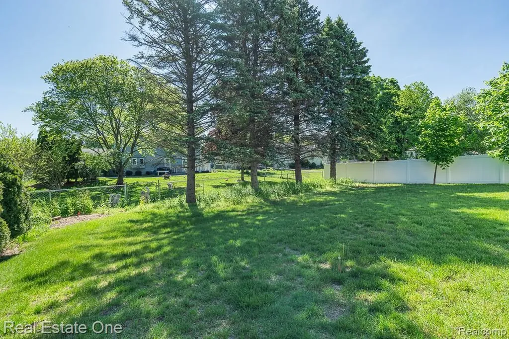 1157 Meadowcrest Drive Waterford Charter Township MI 48327