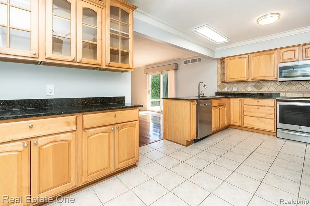 1157 Meadowcrest Drive Waterford Charter Township MI 48327