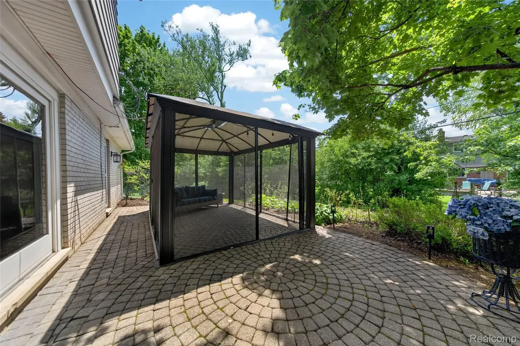 3717 Tyrconnel Court West Bloomfield Charter Township MI 48323