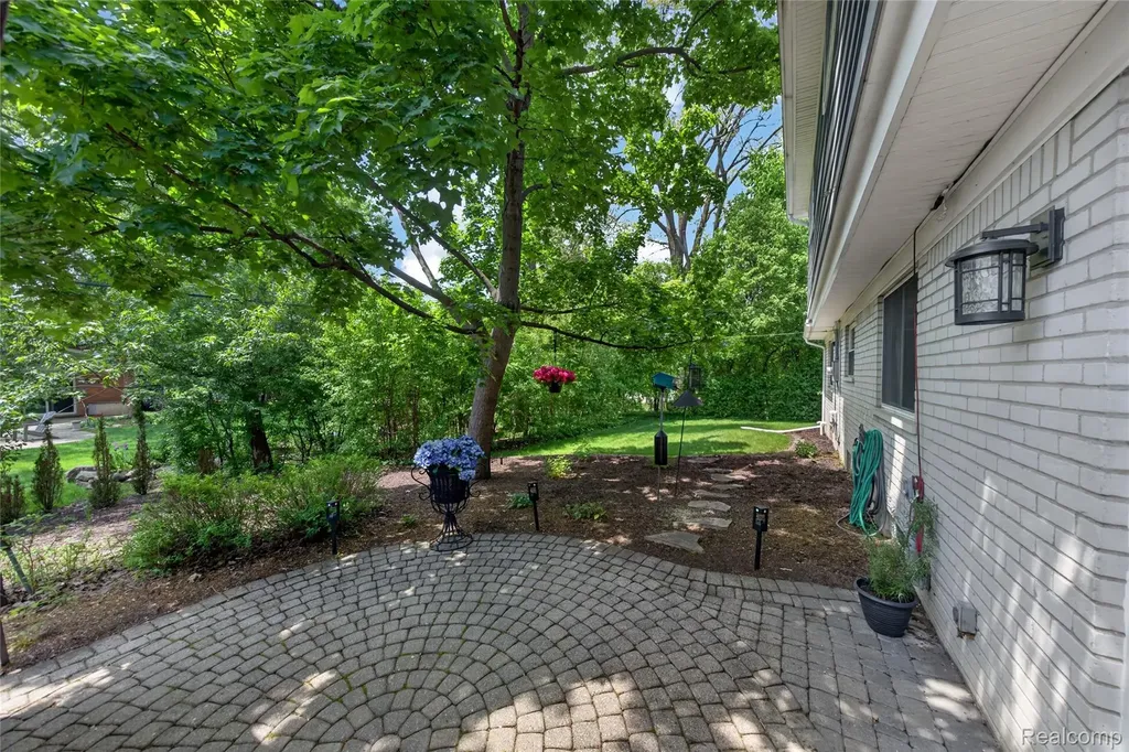 3717 Tyrconnel Court West Bloomfield Charter Township MI 48323