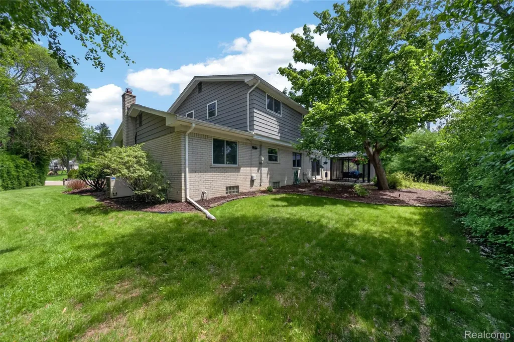 3717 Tyrconnel Court West Bloomfield Charter Township MI 48323