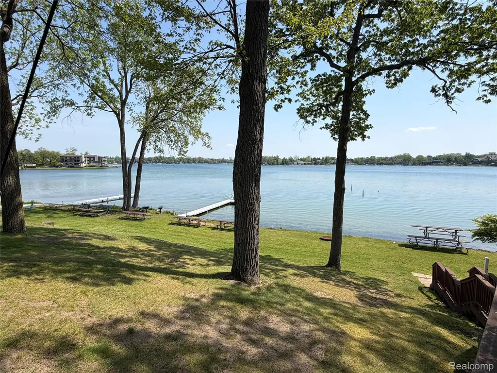3717 Tyrconnel Court West Bloomfield Charter Township MI 48323