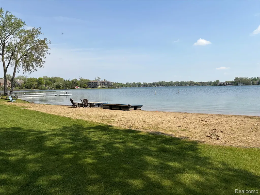 3717 Tyrconnel Court West Bloomfield Charter Township MI 48323