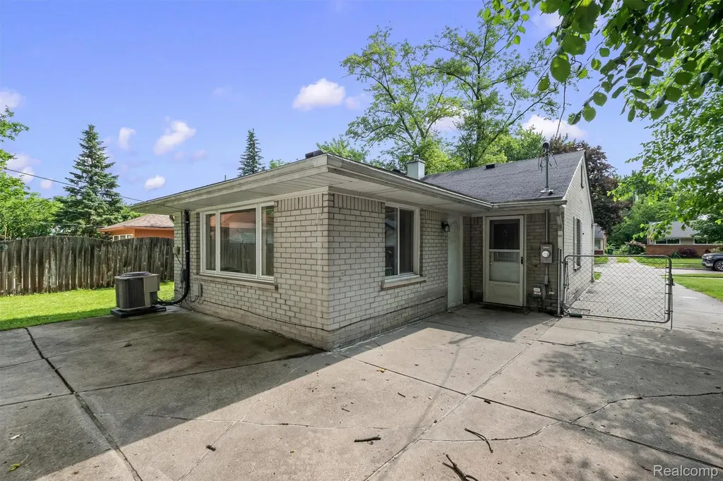 519 Essex Street Clawson City MI 48017