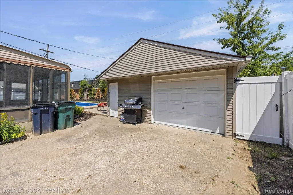 1122 Symes Court Royal Oak City MI 48067