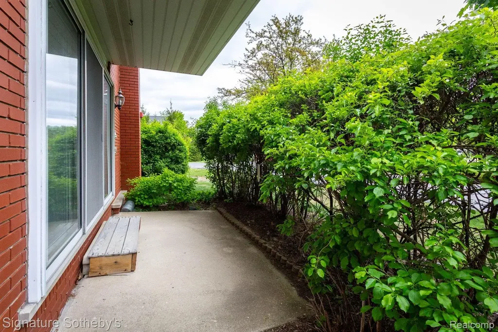 19710 W 13 Mile Road Beverly Hills Village MI 48025