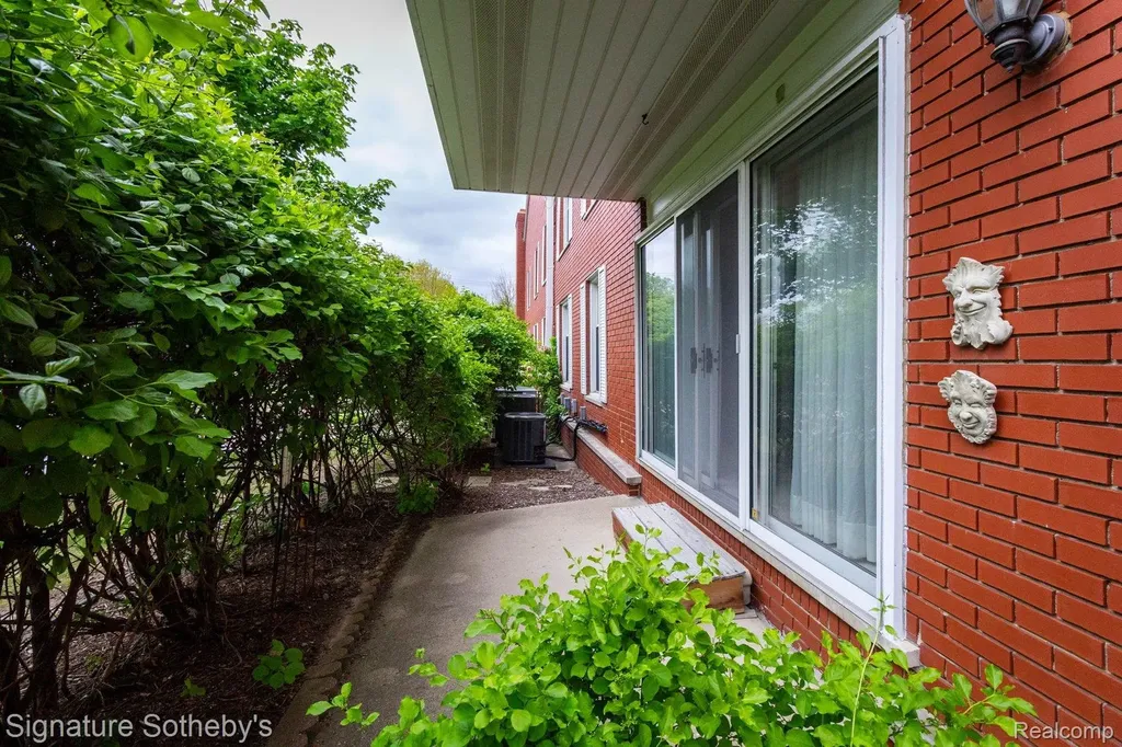 19710 W 13 Mile Road Beverly Hills Village MI 48025