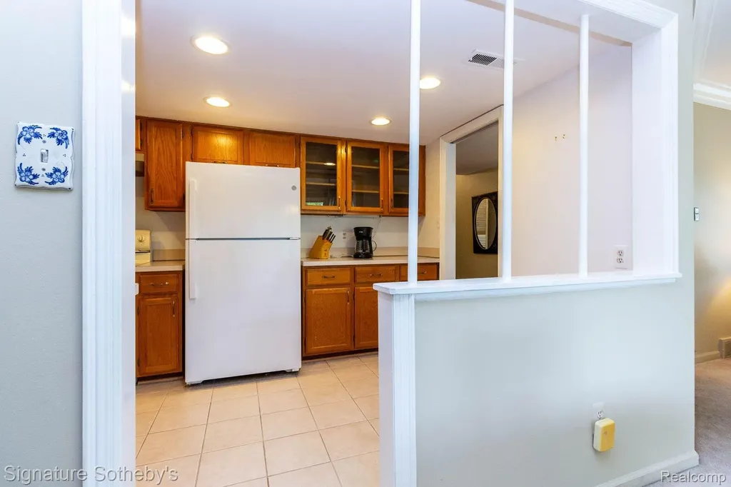 19710 W 13 Mile Road Beverly Hills Village MI 48025