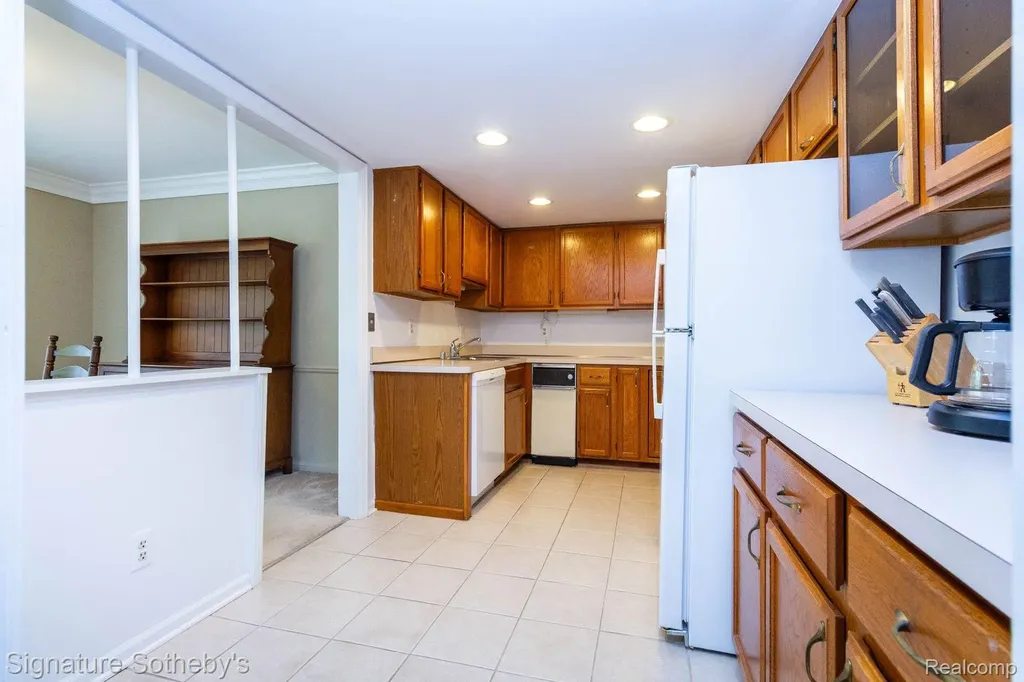 19710 W 13 Mile Road Beverly Hills Village MI 48025
