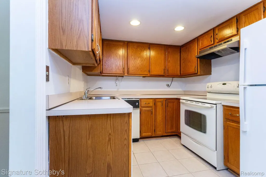 19710 W 13 Mile Road Beverly Hills Village MI 48025