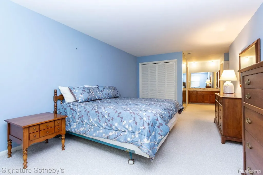 19710 W 13 Mile Road Beverly Hills Village MI 48025