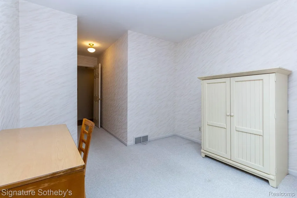 19710 W 13 Mile Road Beverly Hills Village MI 48025