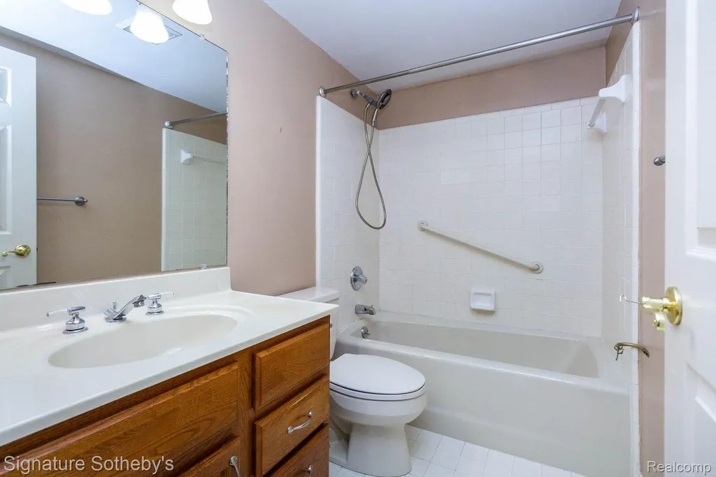 19710 W 13 Mile Road Beverly Hills Village MI 48025