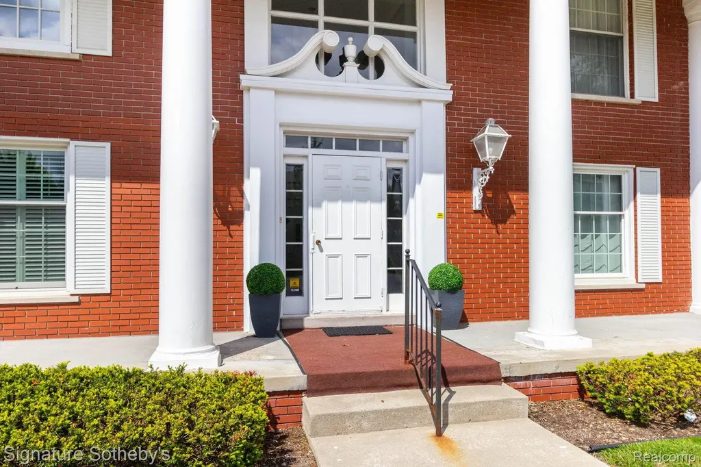 19710 W 13 Mile Road Beverly Hills Village MI 48025