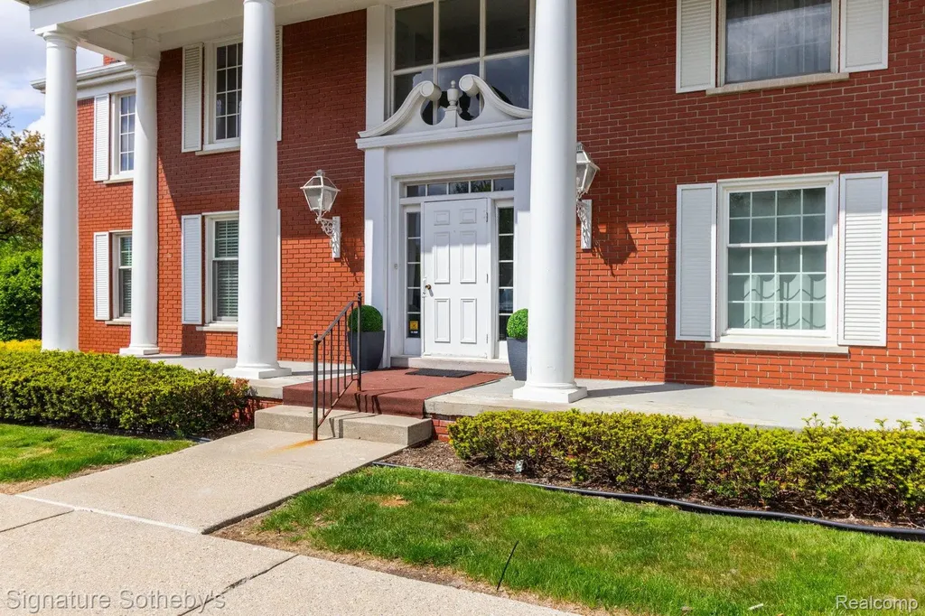 19710 W 13 Mile Road Beverly Hills Village MI 48025