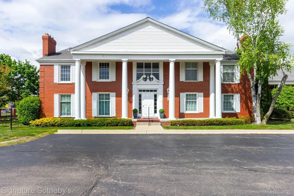 19710 W 13 Mile Road Beverly Hills Village MI 48025