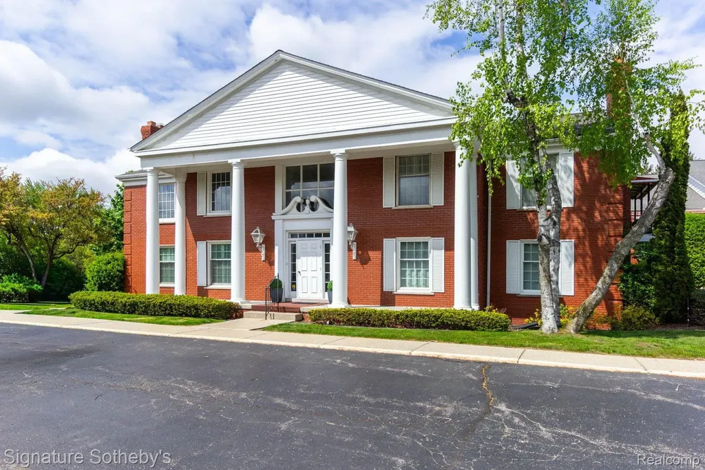 19710 W 13 Mile Road Beverly Hills Village MI 48025