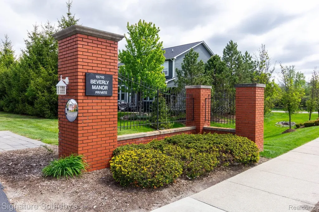 19710 W 13 Mile Road Beverly Hills Village MI 48025