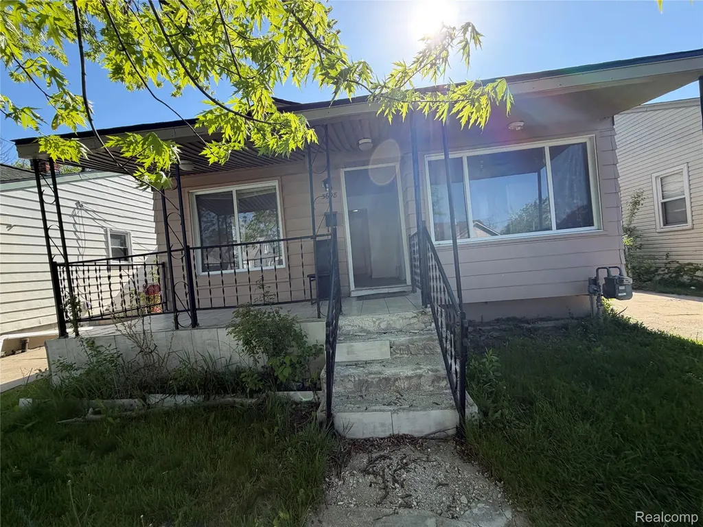 5698 Greenview Avenue Detroit City MI 48228