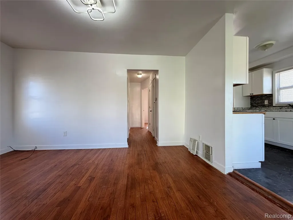 5698 Greenview Avenue Detroit City MI 48228