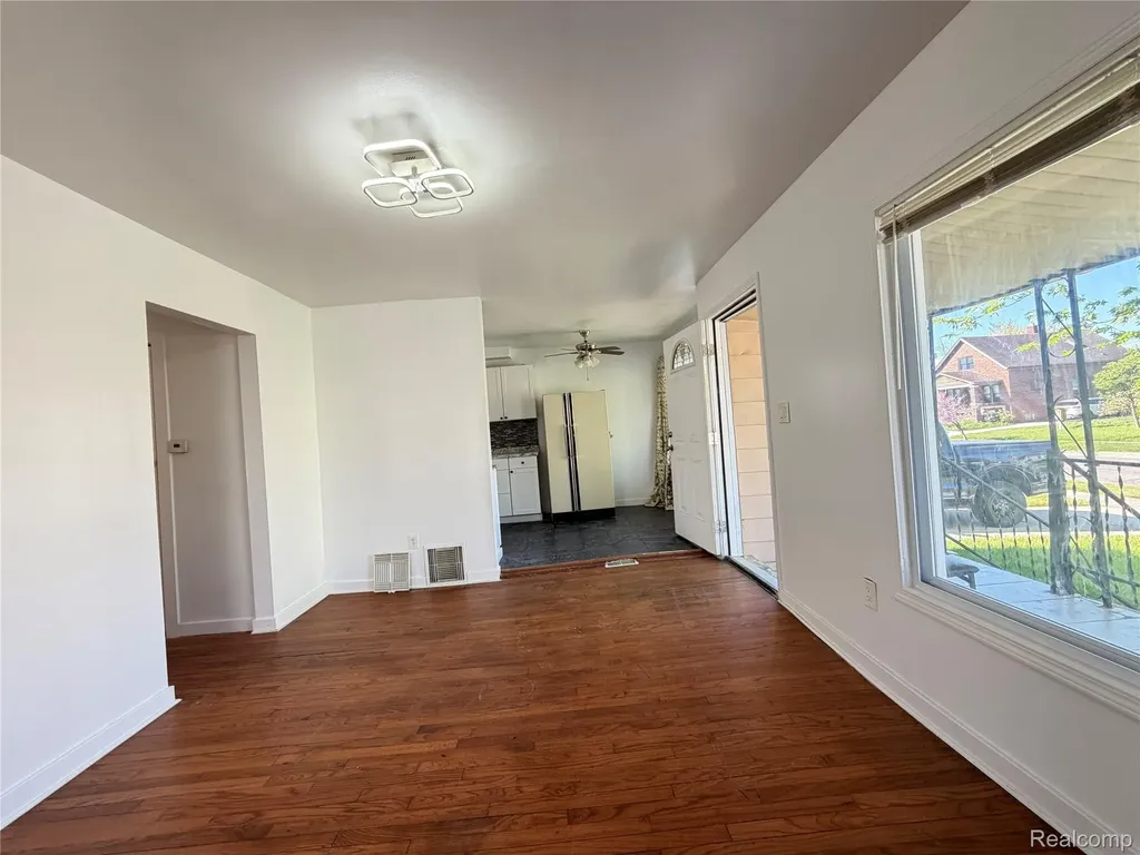 5698 Greenview Avenue Detroit City MI 48228