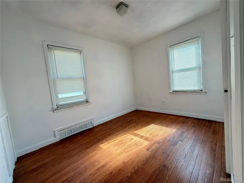 5698 Greenview Avenue Detroit City MI 48228