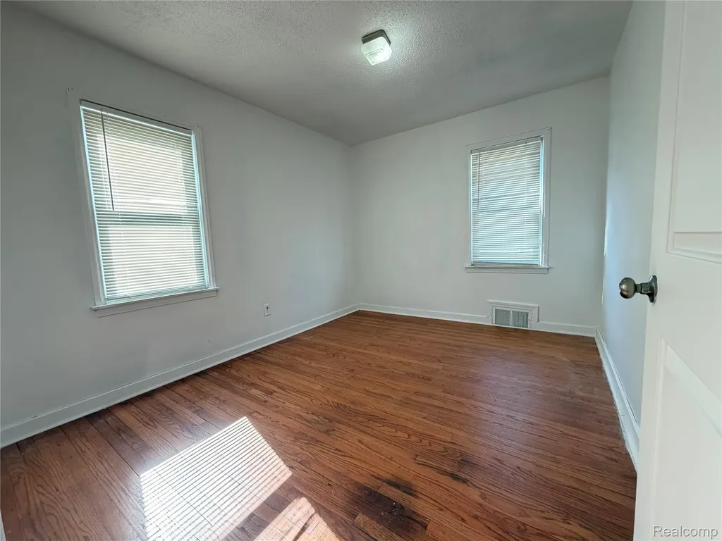 5698 Greenview Avenue Detroit City MI 48228
