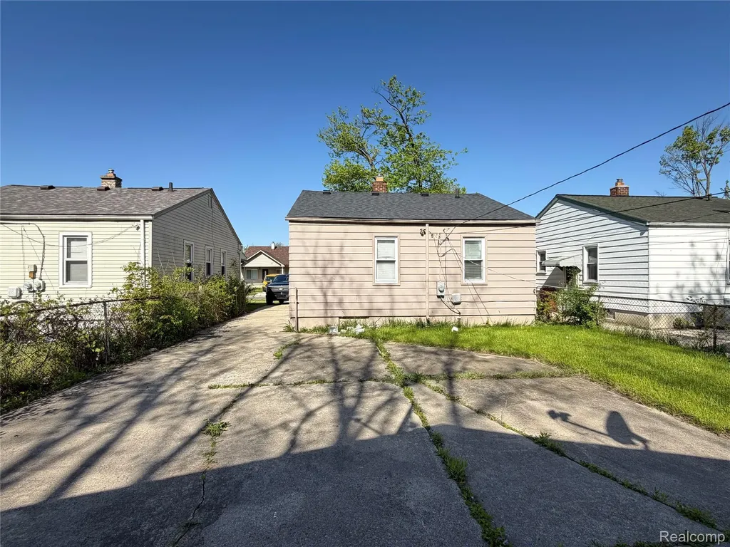 5698 Greenview Avenue Detroit City MI 48228