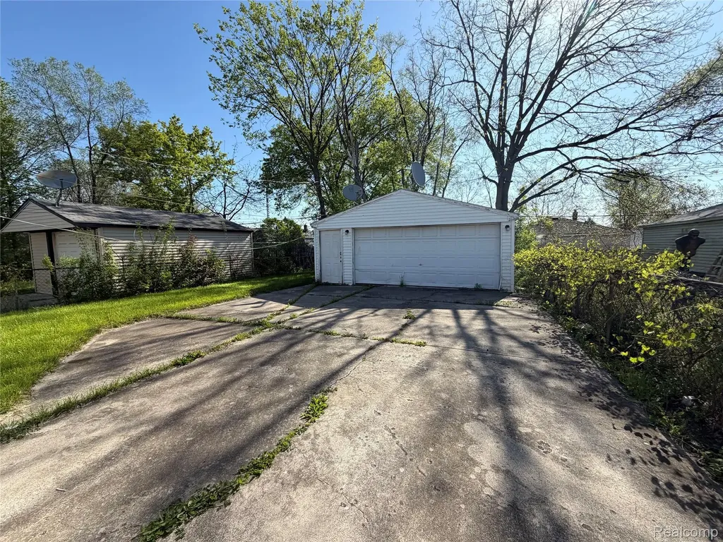 5698 Greenview Avenue Detroit City MI 48228