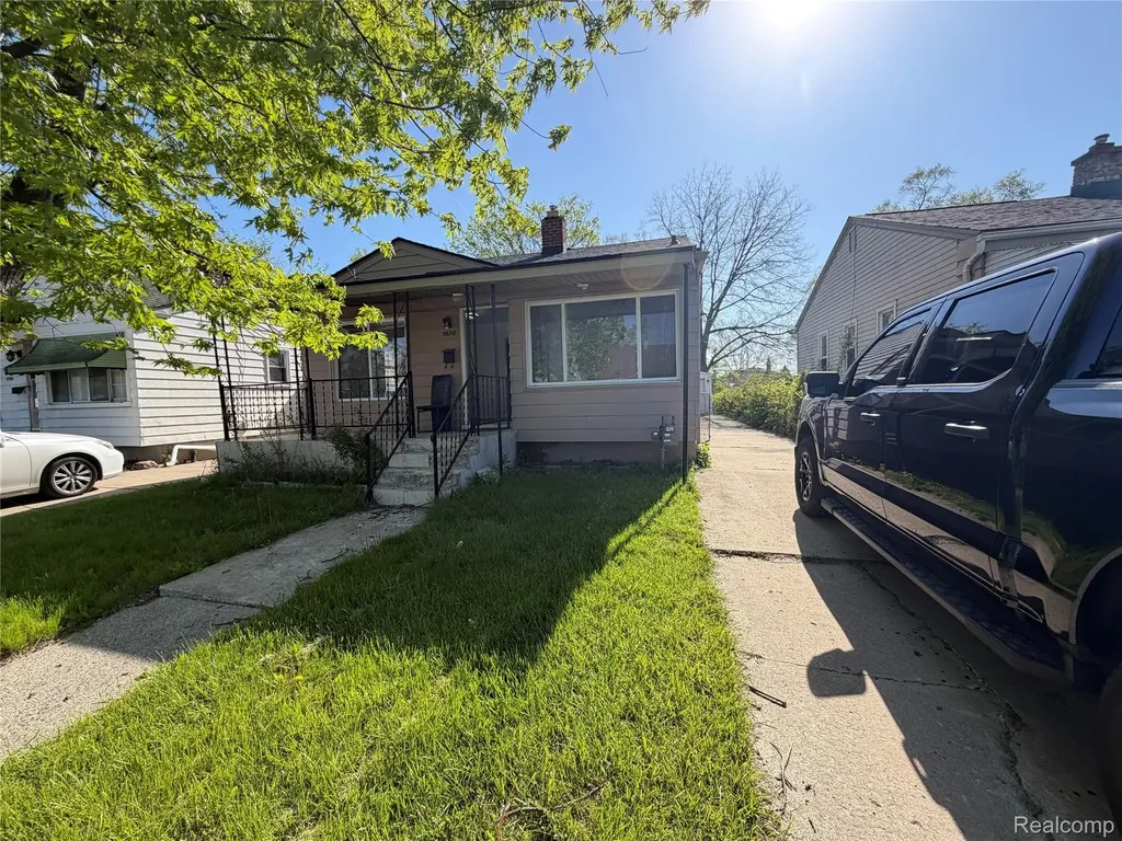 5698 Greenview Avenue Detroit City MI 48228