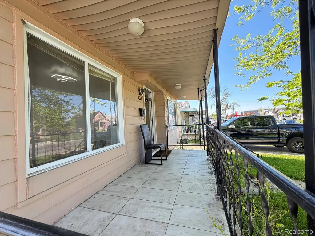 5698 Greenview Avenue Detroit City MI 48228