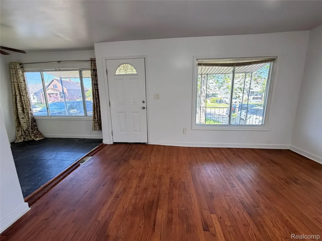 5698 Greenview Avenue Detroit City MI 48228