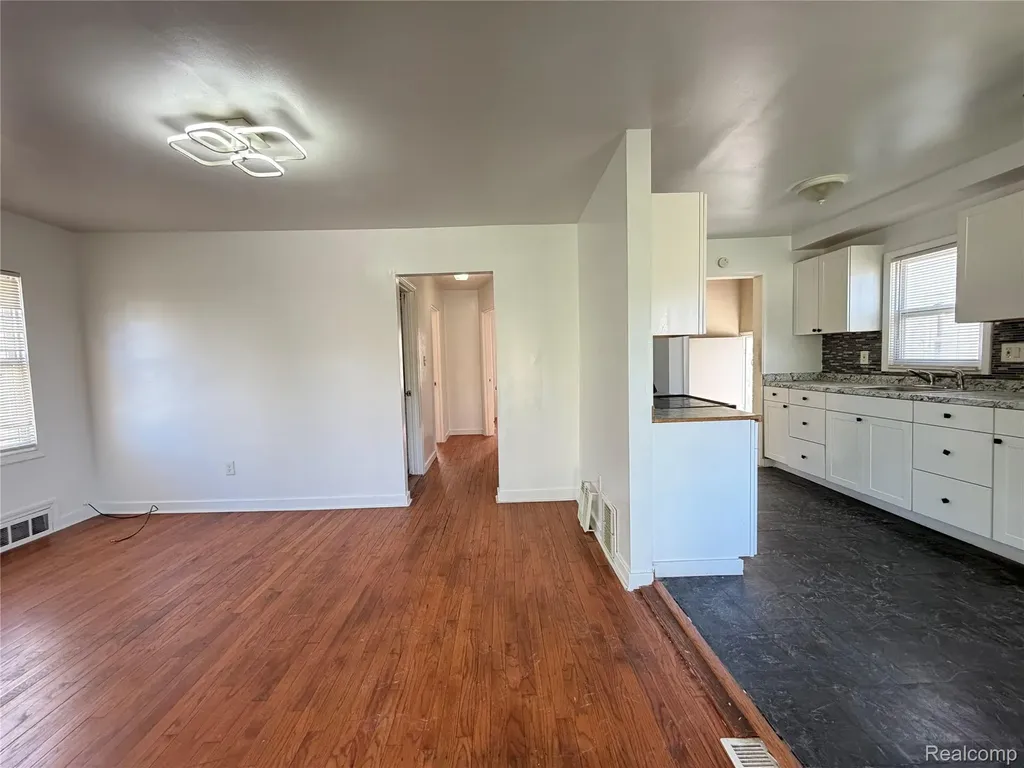 5698 Greenview Avenue Detroit City MI 48228