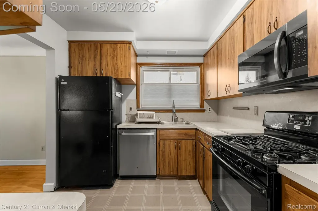 15587 Russell Avenue Allen Park City MI 48101