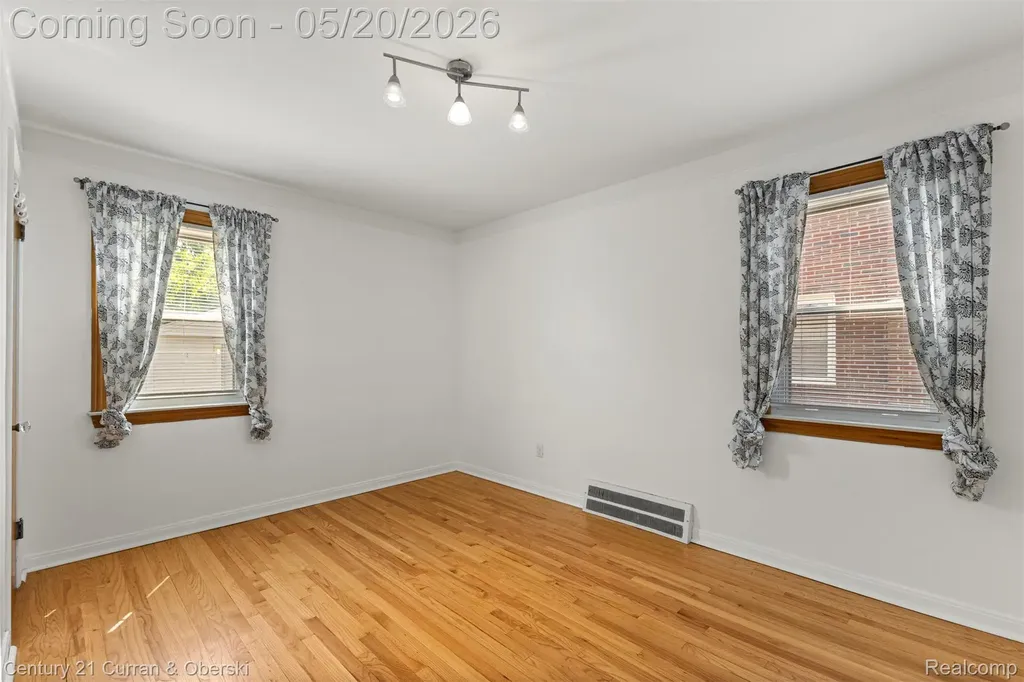 15587 Russell Avenue Allen Park City MI 48101
