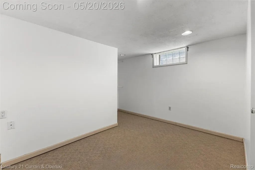 15587 Russell Avenue Allen Park City MI 48101