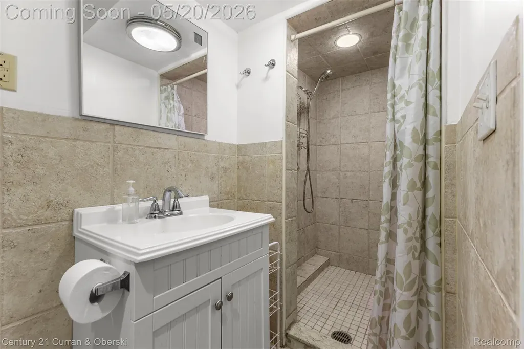 15587 Russell Avenue Allen Park City MI 48101
