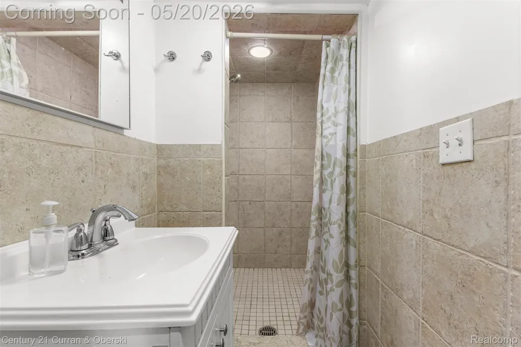 15587 Russell Avenue Allen Park City MI 48101