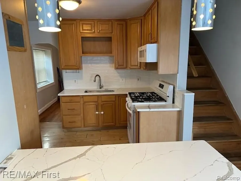 2202 Hollywood Avenue Grosse Pointe Woods City MI 48236