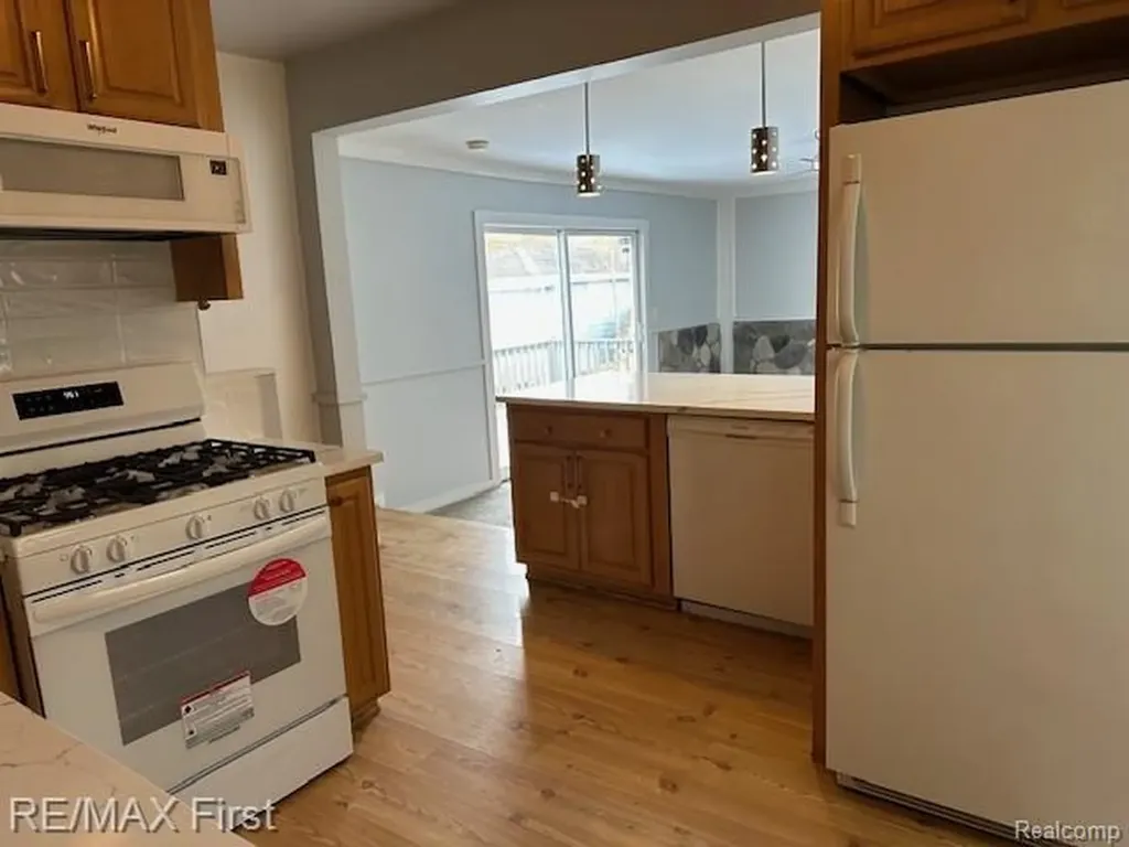 2202 Hollywood Avenue Grosse Pointe Woods City MI 48236