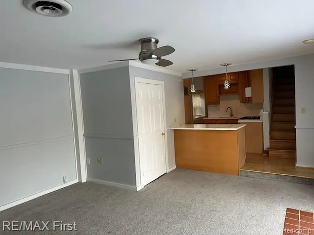 2202 Hollywood Avenue Grosse Pointe Woods City MI 48236