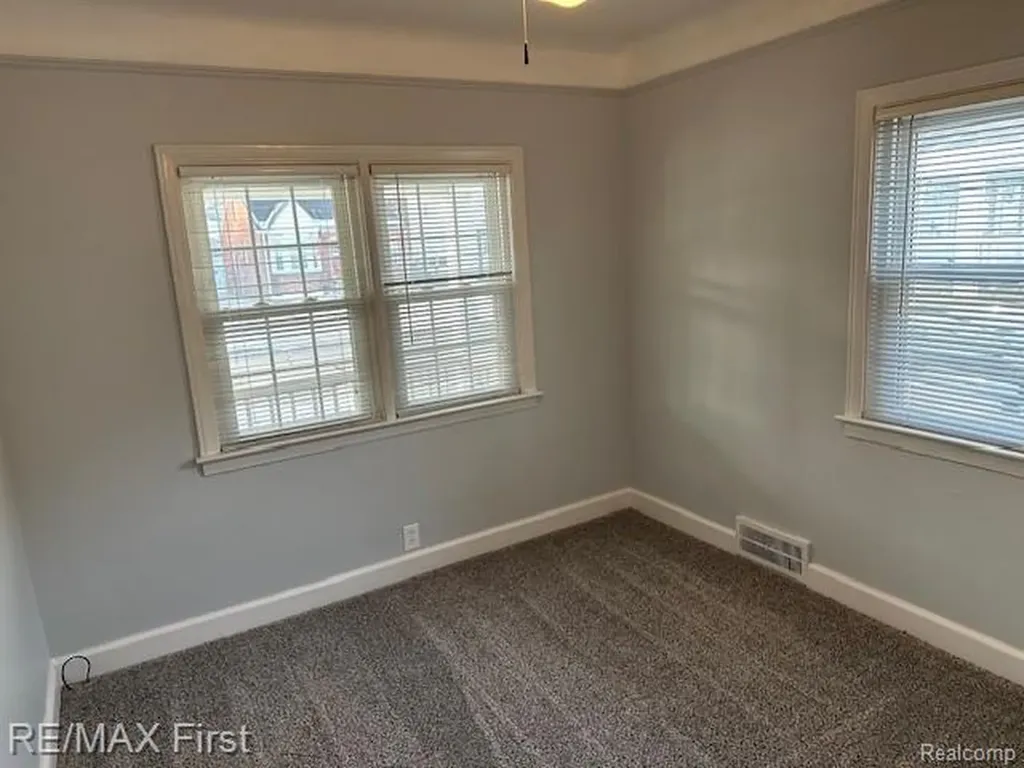 2202 Hollywood Avenue Grosse Pointe Woods City MI 48236
