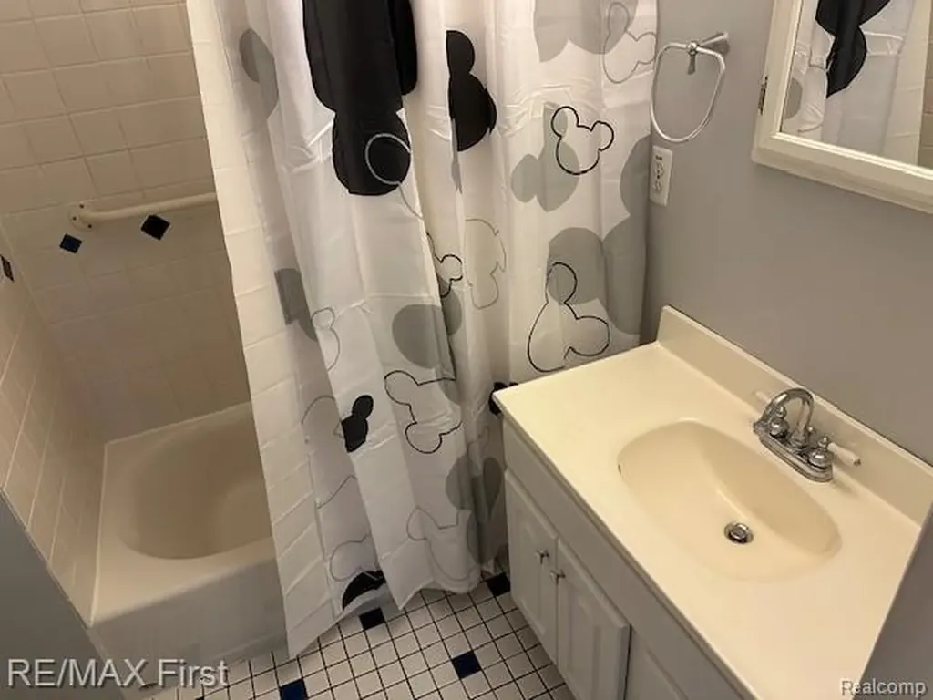 2202 Hollywood Avenue Grosse Pointe Woods City MI 48236