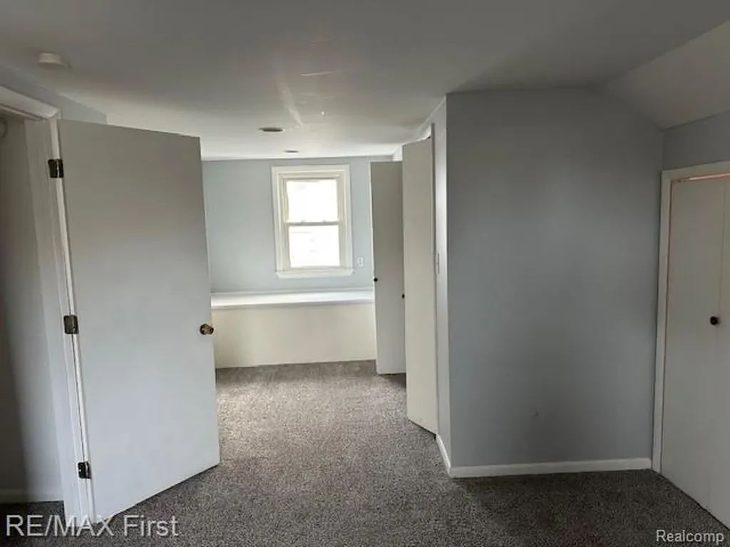 2202 Hollywood Avenue Grosse Pointe Woods City MI 48236
