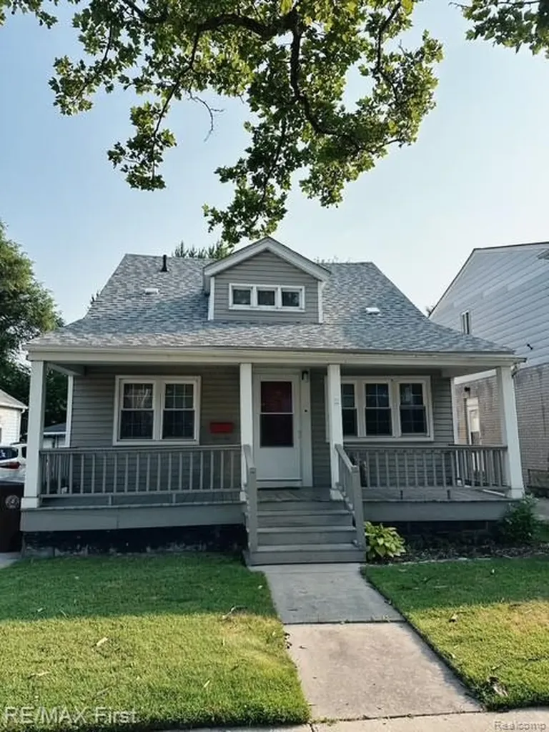 2202 Hollywood Avenue Grosse Pointe Woods City MI 48236
