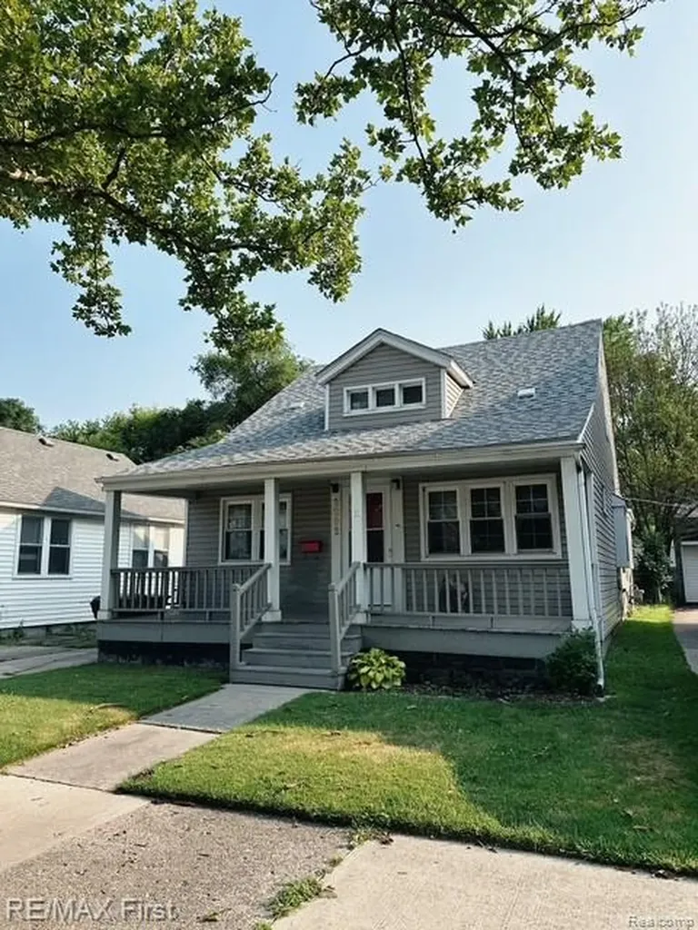 2202 Hollywood Avenue Grosse Pointe Woods City MI 48236