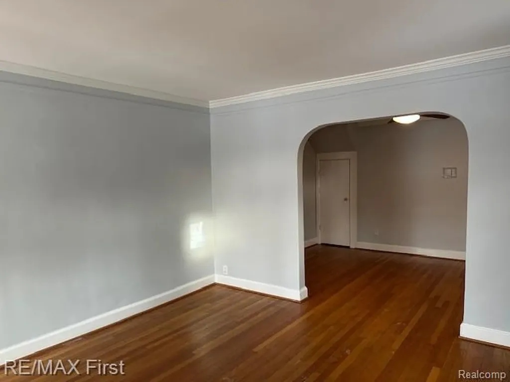 2202 Hollywood Avenue Grosse Pointe Woods City MI 48236
